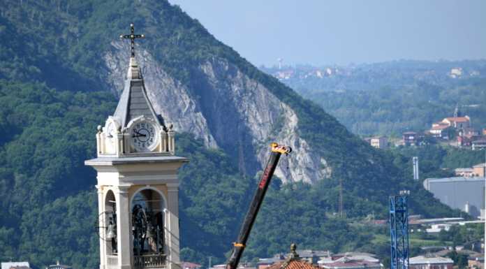 A Rancio “spunta” la gru per la ristrutturazione della chiesa